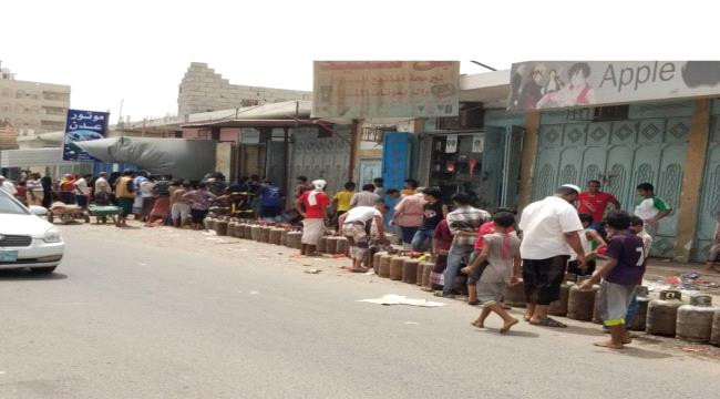 وكلاء غاز في عدن يستنكرون اعطاء مخصصاتهم لمحطة في أبين