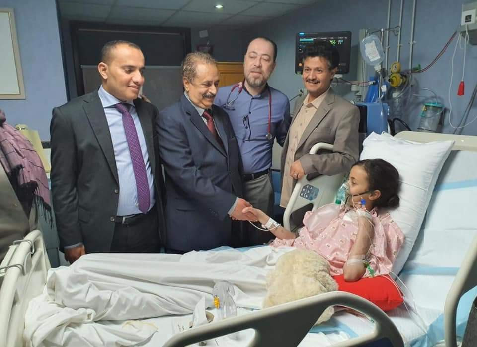 العلفي يقوم بزيارة تفقدية للمرضى القادمين إلى الأردن عبر مطار صنعاء الدولي.