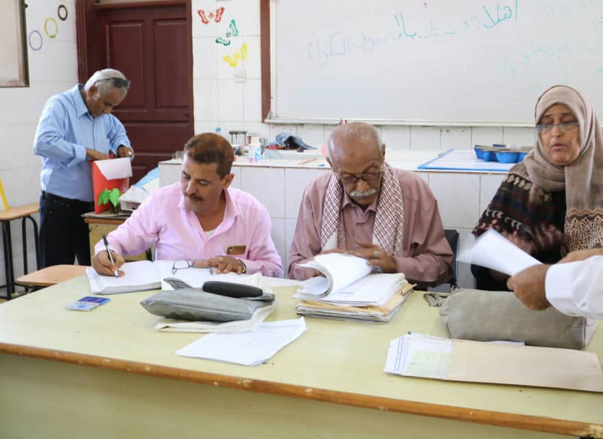  استمرار توزيع عقود الاراضي لاعضاء الجمعية السكنية للتربويين في الشيخ عثمان بعدن