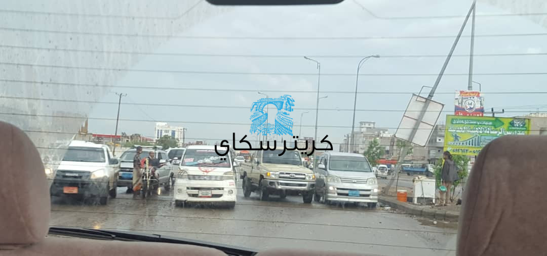 إصابة مواطن اثر حادث مروري بين طقم وحافلة في لحج(صورة)