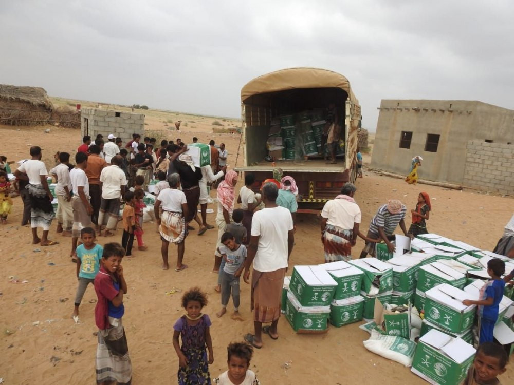 مركز الملك سلمان للإغاثة يوزع مساعدات غذائية عاجلة في مديرية عبس بمحافظة حجة