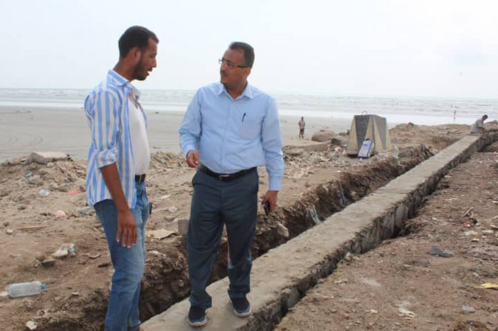 عدن: الجعدني يتفقد بناء سور في مدخل ساحل أبين لمنع دخول المركبات الشاطئ