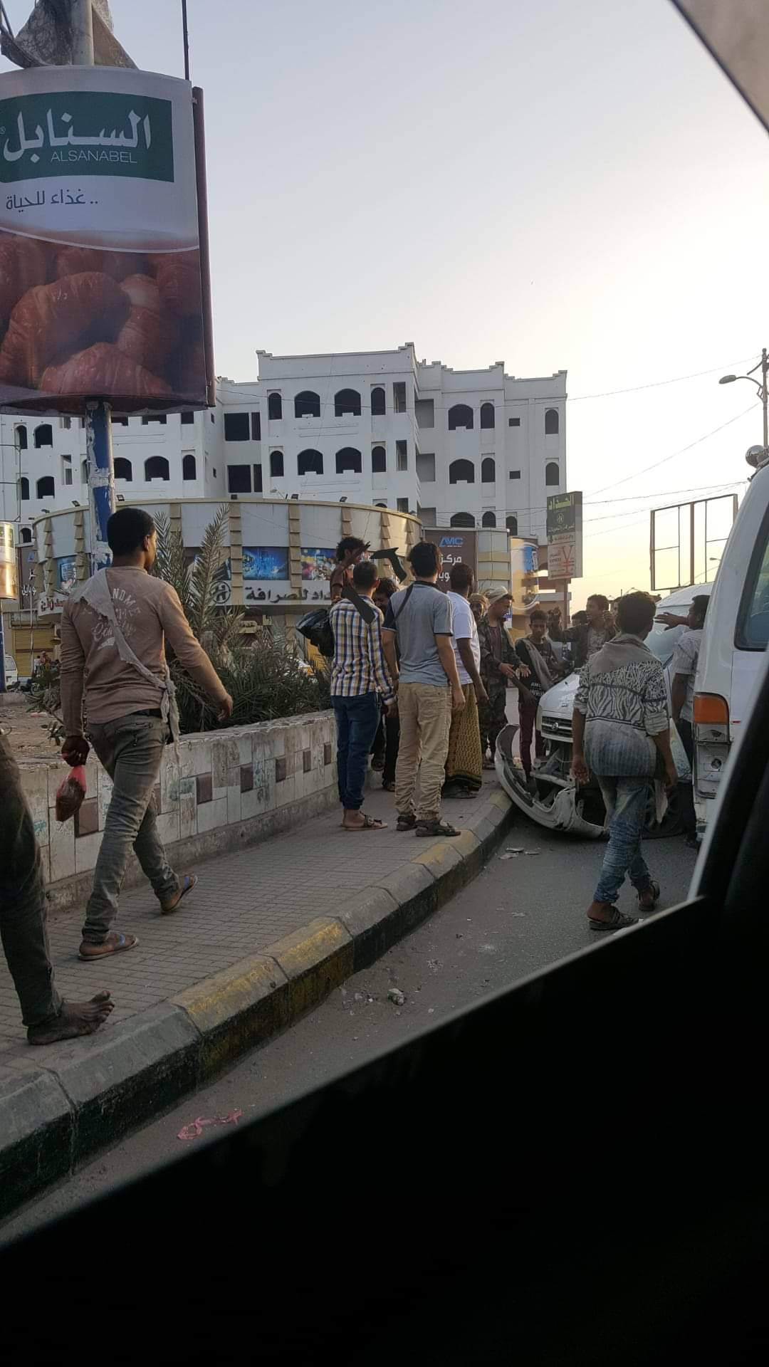 سائق حافلة يصطدم بجولة القاهرة(شاهد)