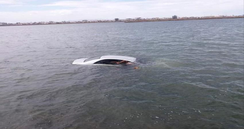 سقوط سيارة في البحر بعدن