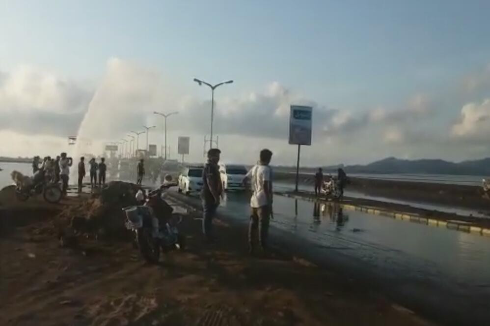 انفجار انبوب مياه يغذي عدد من مديريات عدن