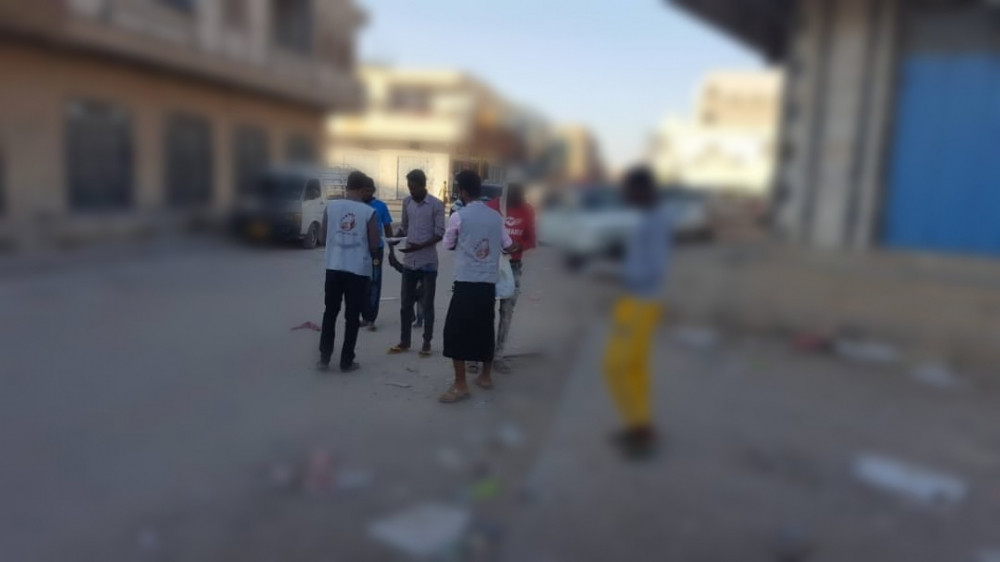 ملتقى أبناء شبوة الخيري يوزّع طبقات "إفطار صائم" في شوارع عتق