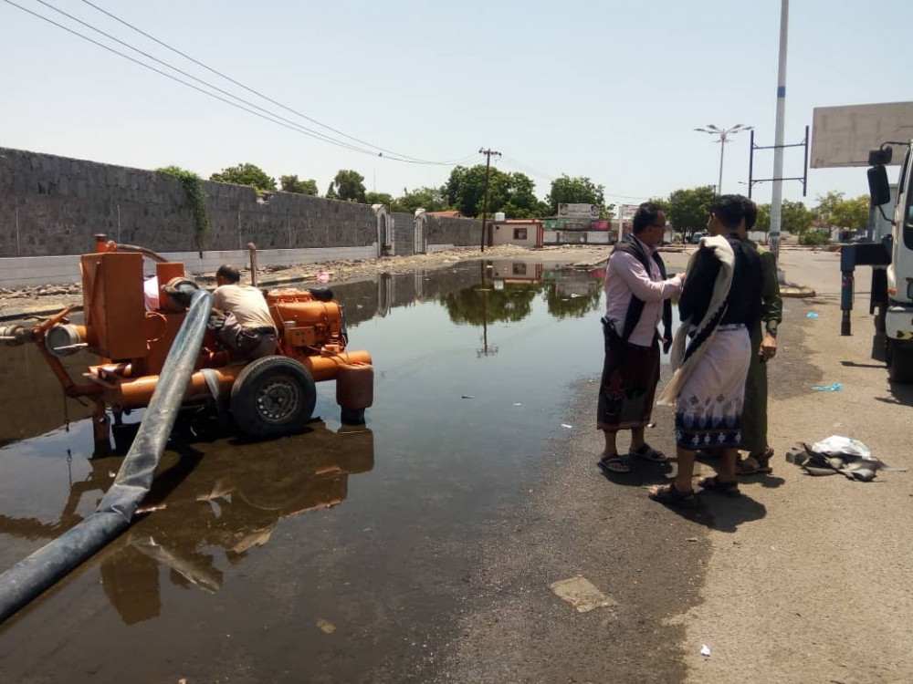 عدن: إستمرار العمل على شفط مياه الأمطار في خور مكسر