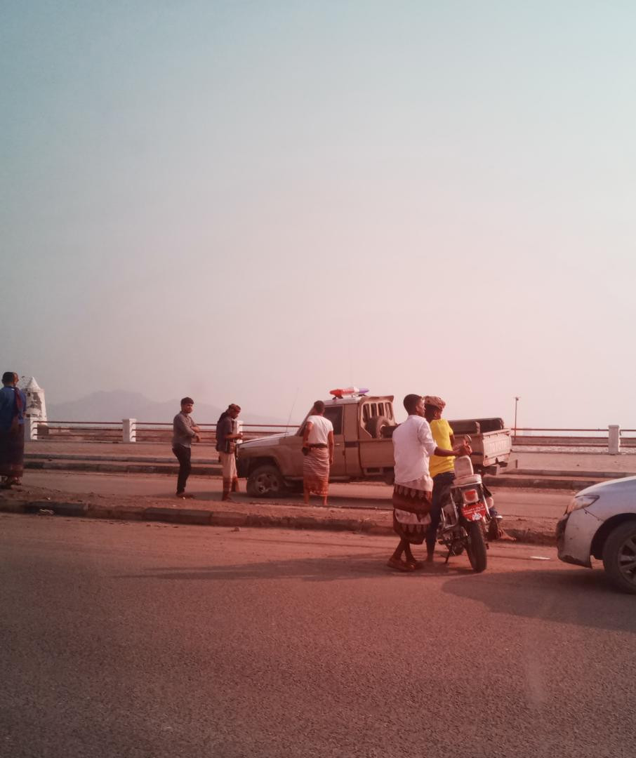 عاجل :طقم امني يصدم سيارة مواطن في عدن(صور)