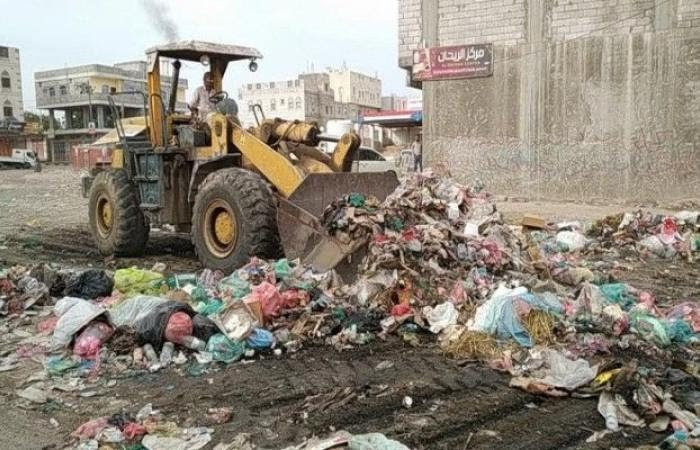 حملة لرفع مخلفات القمامة من أحياء مدينة الحبيلين.