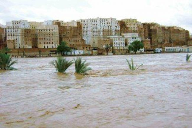 عاجل : أمطار غزيرة وسيول تتسبب بإنقطاع التيار الكهربائي عن مدن وادي حضرموت