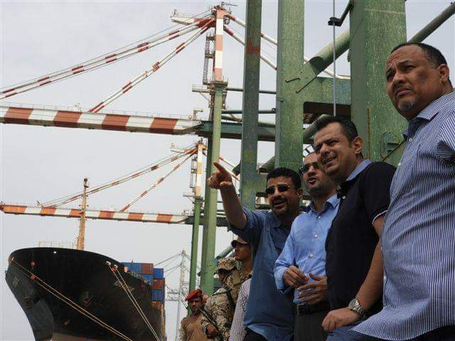 رئيس الوزراء يزور ميناء عدن للحاويات
