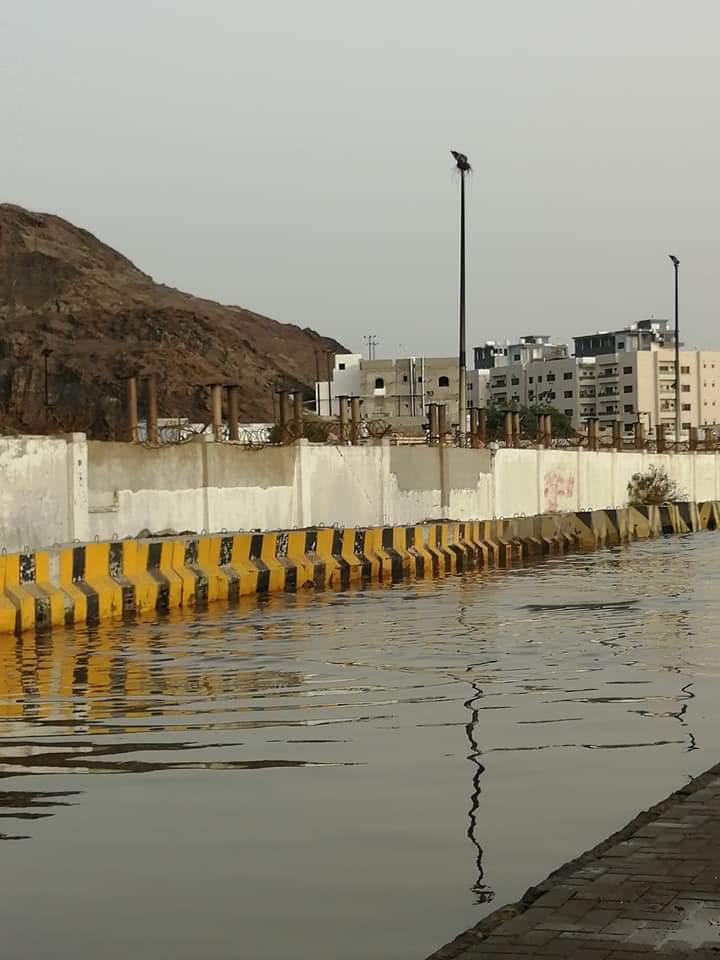 تواصل عمليات شفط المياه من محطة شيناز الكهربائية في عدن(صور+فيديو)
