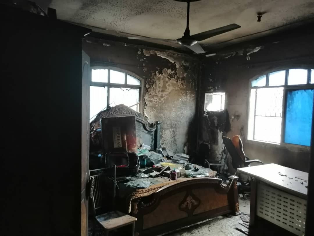 حريق يلتهم منزل الربيعي ونجاة عائلته من الموت في عدن