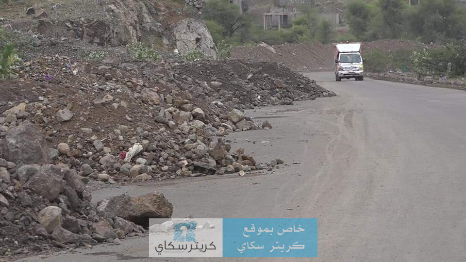 مواطنون في تعز يشكون من تكدس مخلفات الاتربة والحجار في الشوراع
