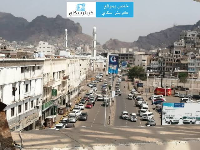 مواطنون يطالبون الامن بفتح مصرف الكريمي في عدن
