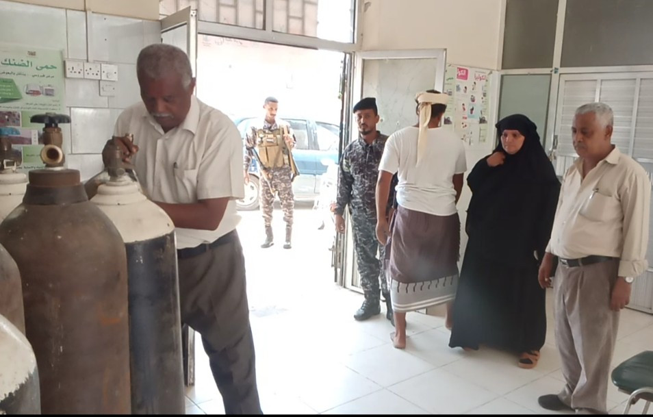 مدير عام الشيخ عثمان يدشن عملية توزيع أسطوانات أكسجين لعدد من المرافق الصحية بالمديرية