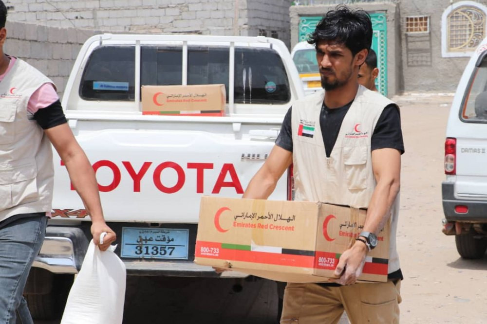 هلال الإمارات يواصل توزيع المساعدات والمياه في عدد من أحياء ومناطق عدن