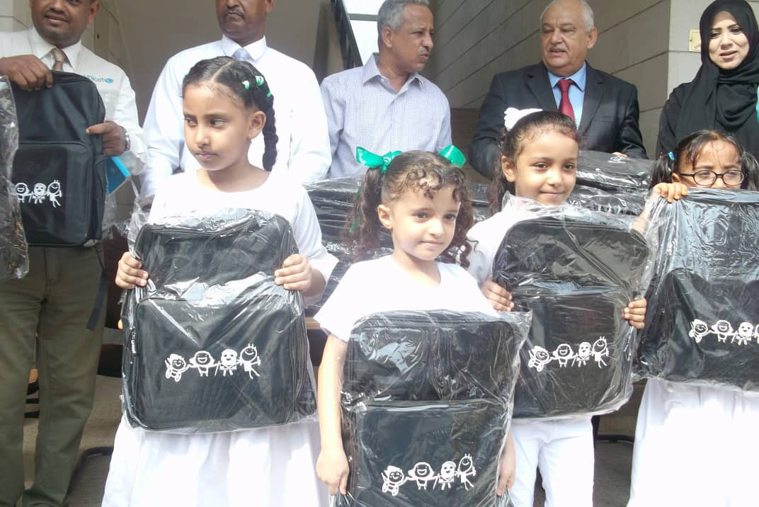 توزيع الحقيبة المدرسية لطلاب الابتدائية في عدن(صور)