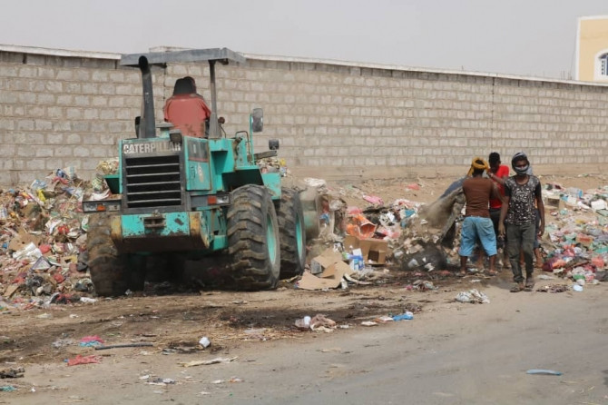 عدن: السلطة المحلية في الشيخ عثمان تدشن حملة رفع القمامة في المديرية