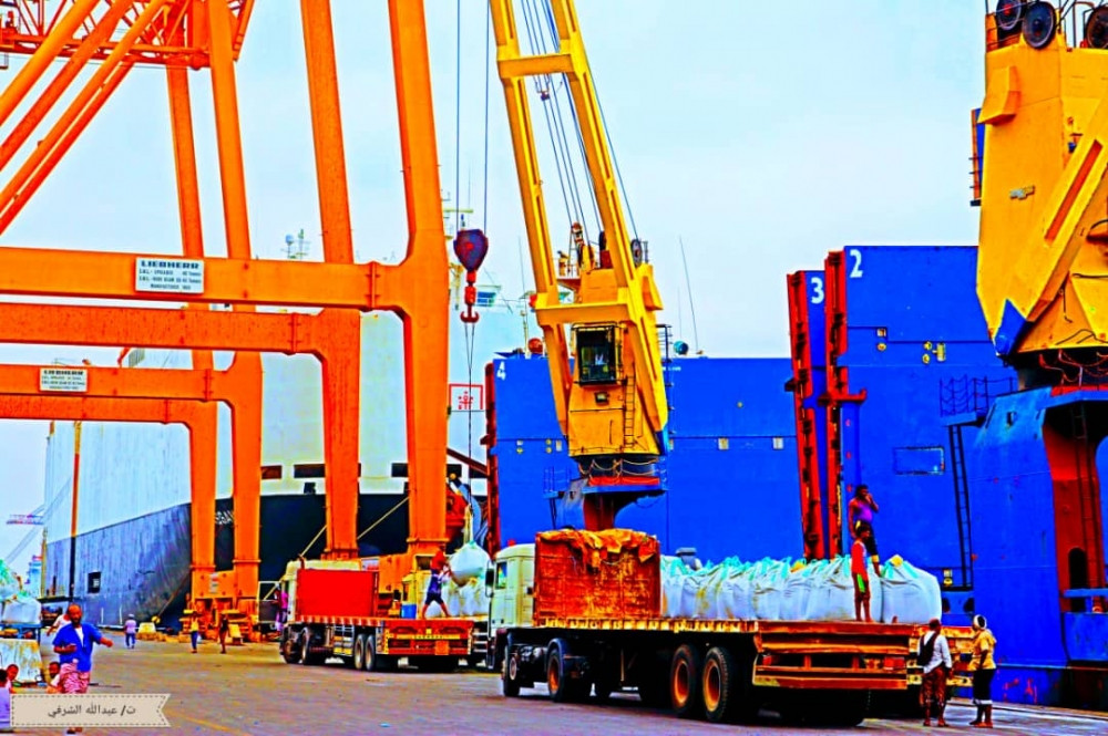 ميناء عدن يستقبل أكثر من 190 الف طن و 2000 حاوية من مساعدات الغذاء العالمي