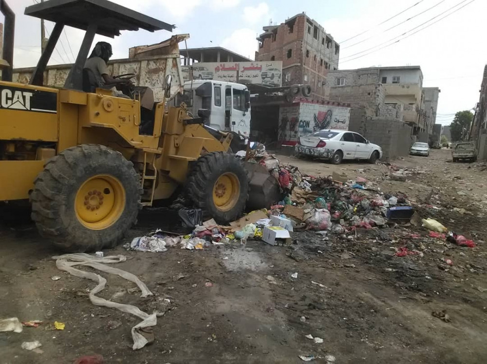صندوق النظافة بعدن ينفذ حملة مكثفة ممتدة بمنطقة الممدارة بالشيخ عثمان