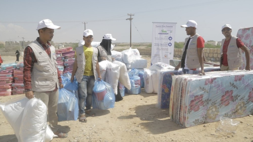 مؤسسة إنقاذ تشرع في توزيع مواد إيوائية للأسر النازحة في مخيمات بويش بالمكلا