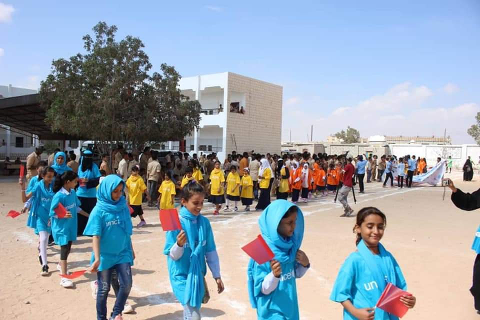 انطلاق فعاليات اليوم العالمي للطفولة بالمهرة بسلسلة من الأنشطة بثانوية حسان بمدينة الغيضة