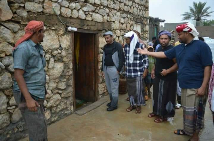 صورة:محافظ سقطرى يتفقد البيوت المتضررة جراء الامطار الغزيرة