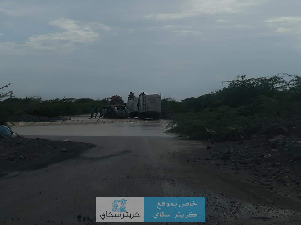 سيول الامطار تقطع الطريق الدولي في شقرة الساحلية